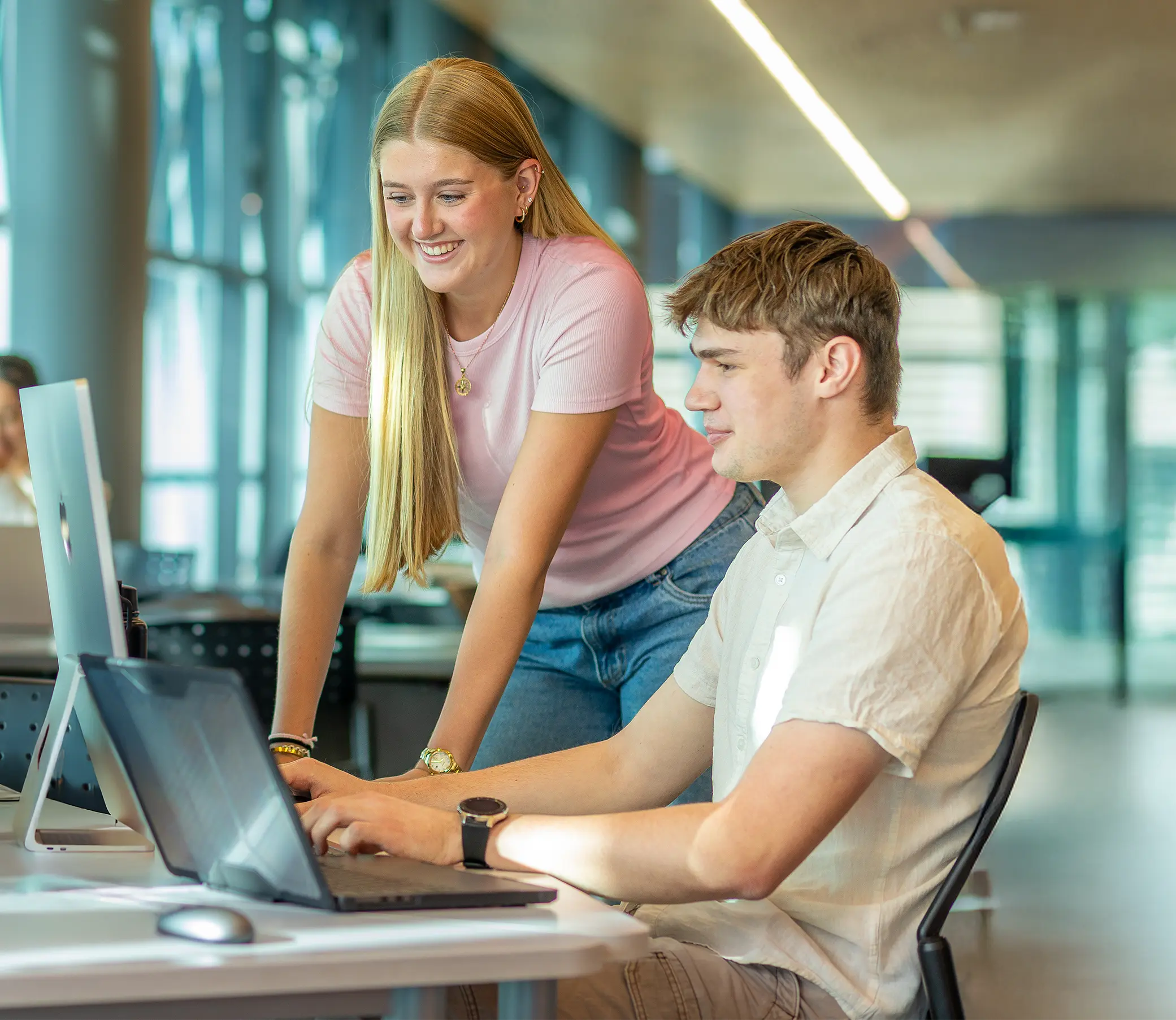 summer-school-campaign-studying-students-mobile