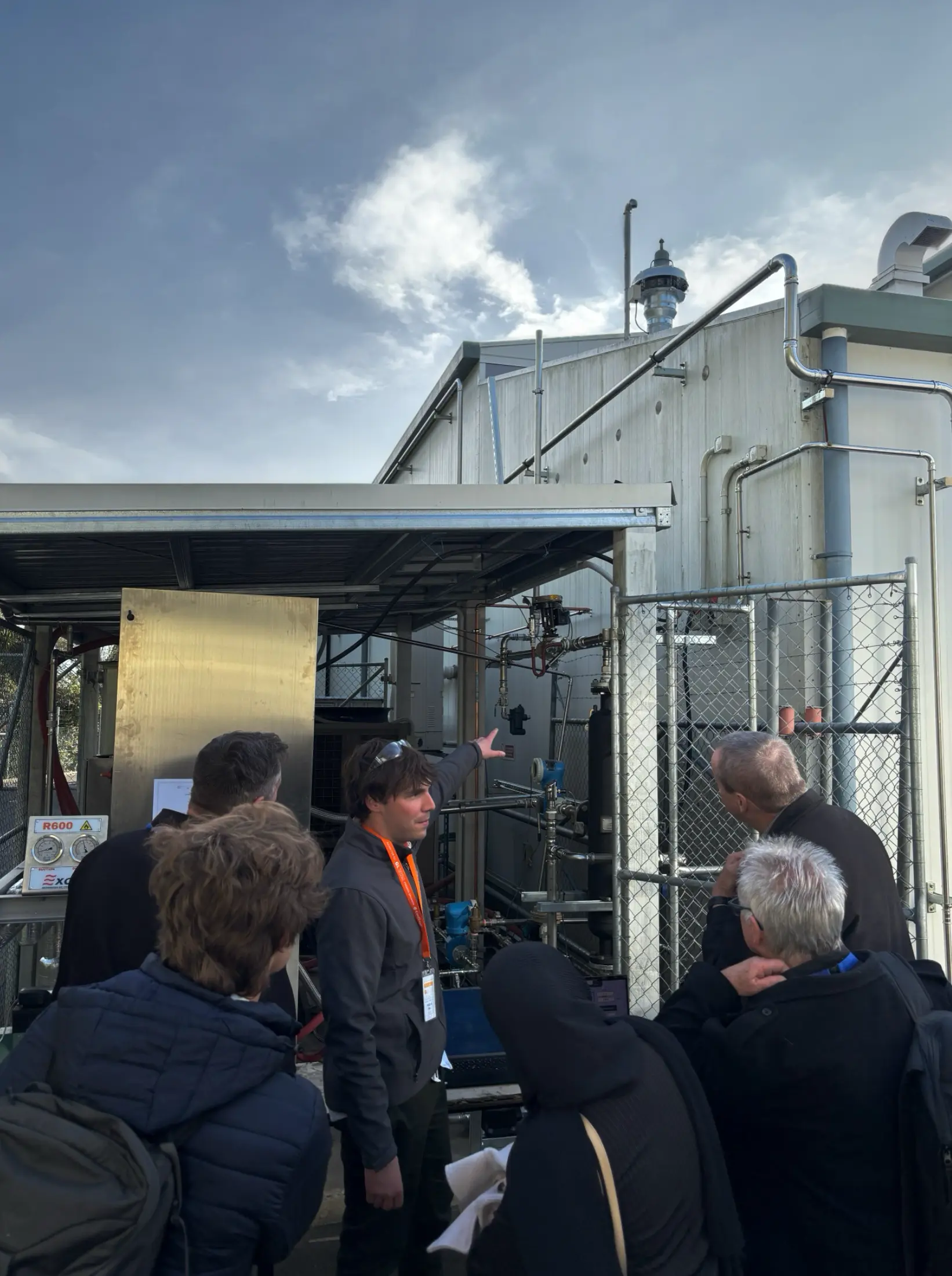 Steam-generating heat pump