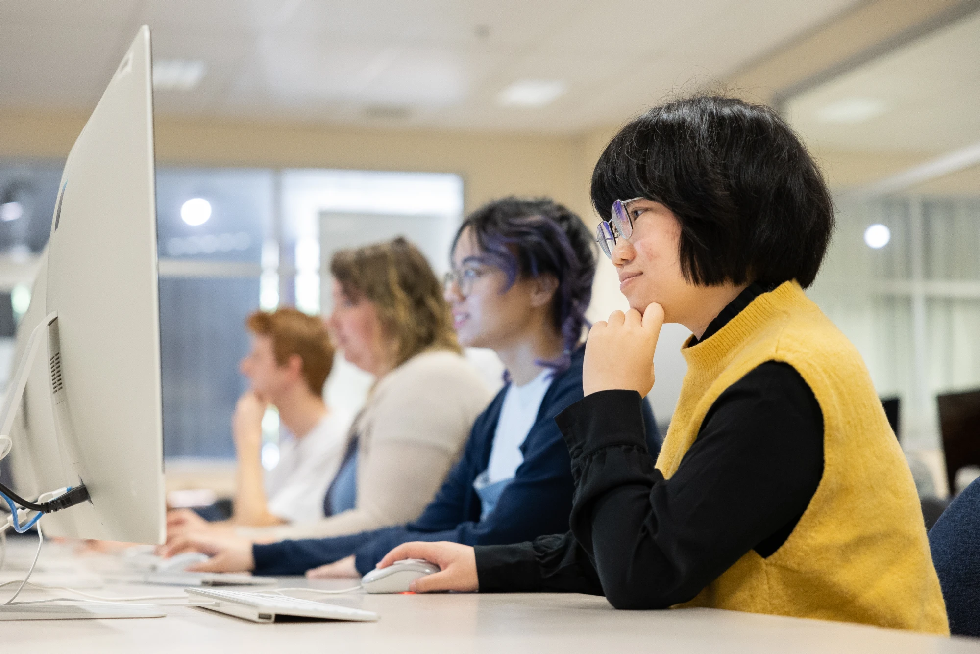 row-of-students-using-computers